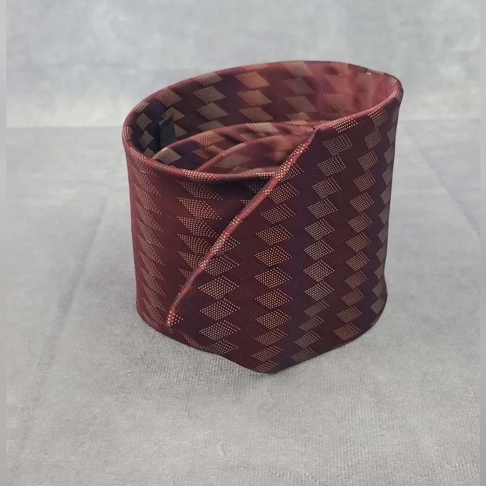 DKNY Men’s Silk Tie Burgundy Geometric‎ pattern